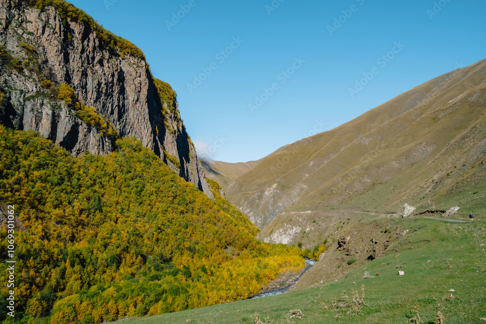 Φωτογραφία The Terek river gorge at the beginning of the Truso gorge hike in the Kazbegi re