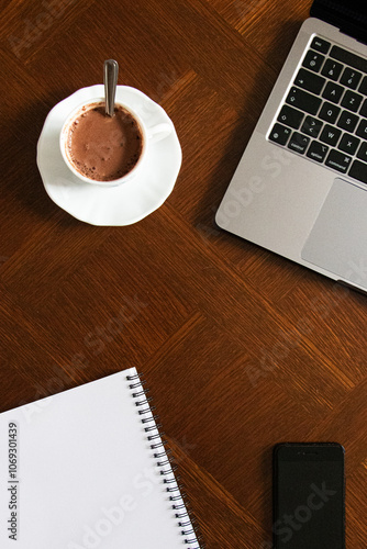 bureau de travail, bloc note ordinateur et tasse de café