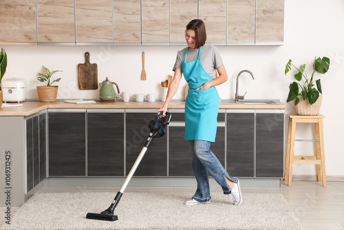 Beautiful young woman clean...