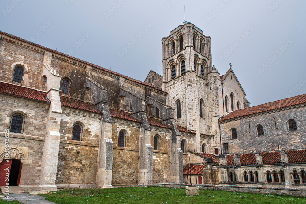 Obraz premium Exterior view of the Basilica of Vézelay in Burgundy, France