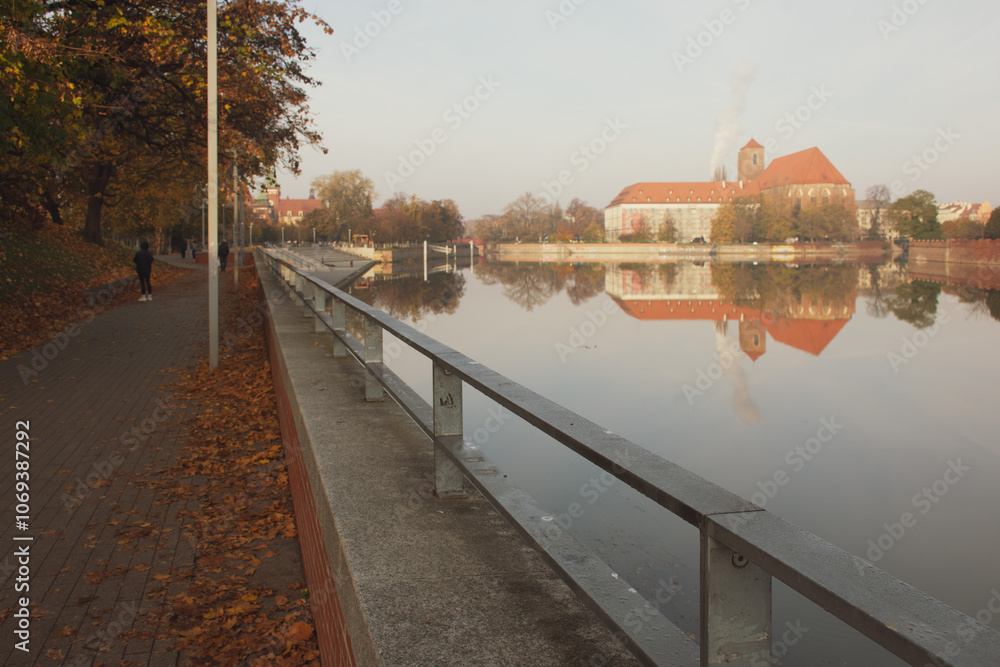 Wrocław - jesień nad Odrą z widokiem na Wyspę Piaskową