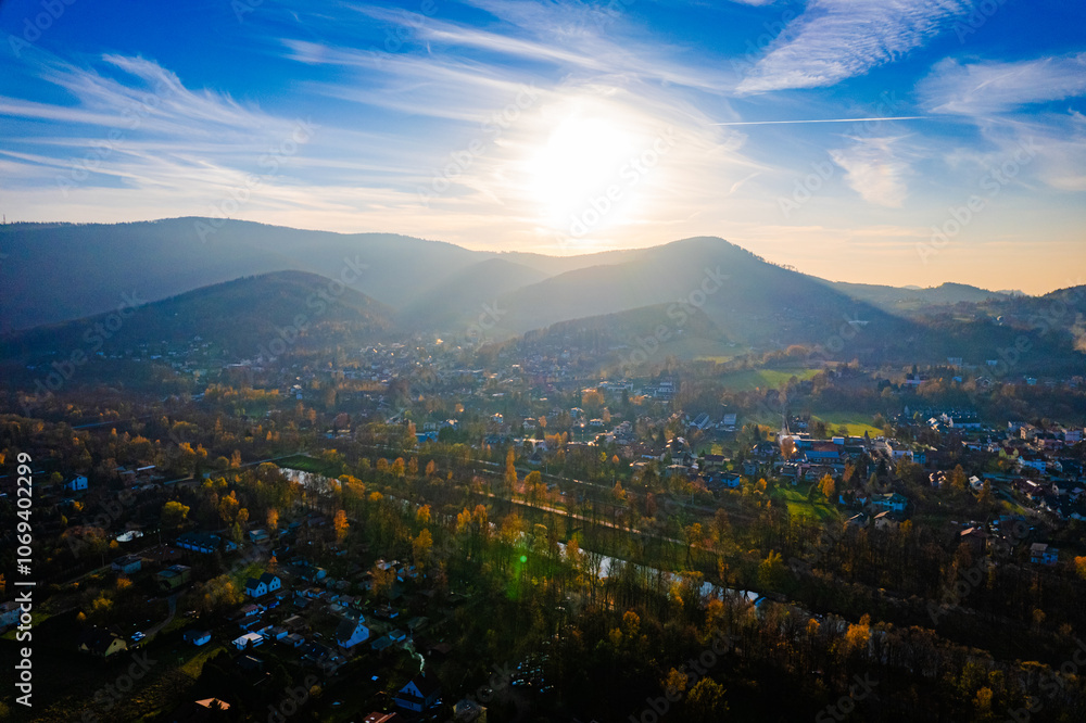 Miasto uzdrowiskowe i turystyczne w górach. Ustroń na Śląsku w Polsce, panorama jesienią z lotu ptaka