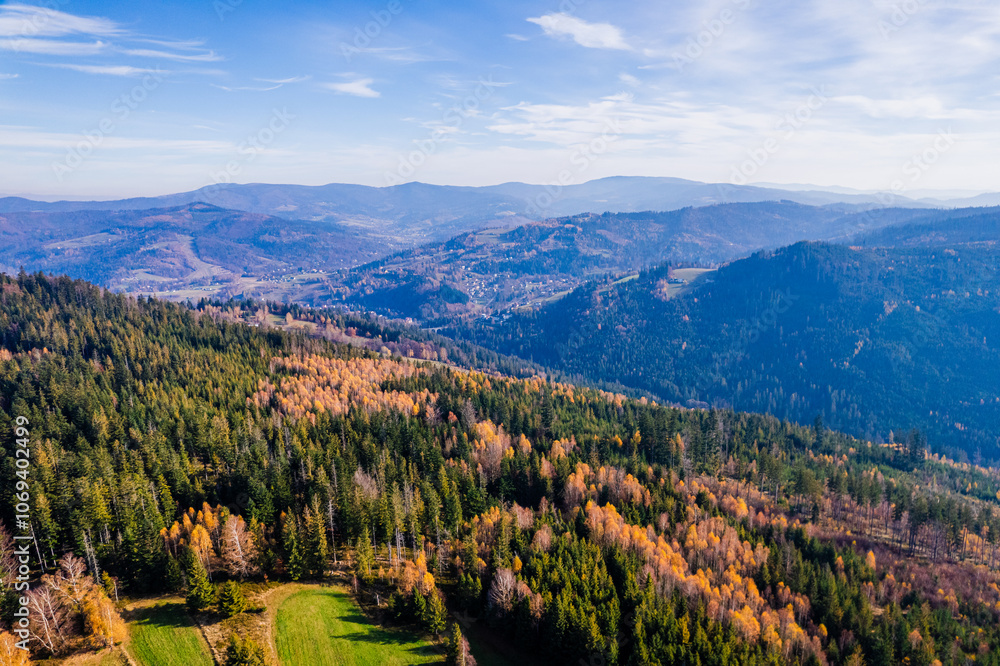 Jesień w górach, Beskidy w Polsce, panorama z lotu ptaka