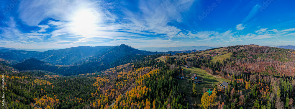 Góry, Beskid Śląski w Polsce. Stożek, góra na granicy Polsko-Czeskiej, panorama jesienią z lotu ptaka.