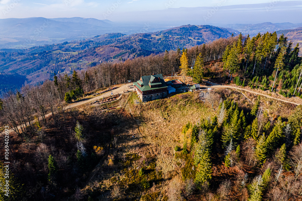 Góry, Beskid Śląski w Polsce. Stożek, góra na granicy Polsko-Czeskiej, panorama jesienią z lotu ptaka.