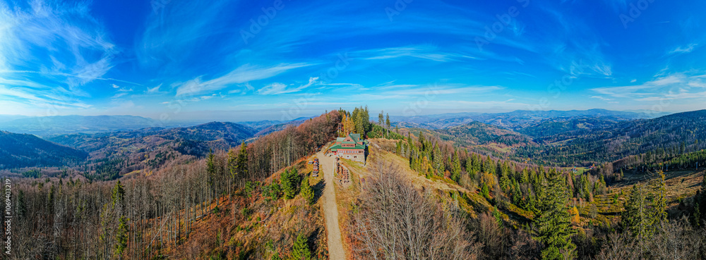 Góry, Beskid Śląski w Polsce. Stożek, góra na granicy Polsko-Czeskiej, panorama jesienią z lotu ptaka.