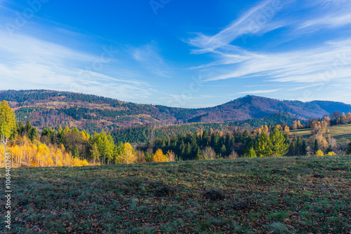 Obraz na płótnie Góry, Beskid Śląski w Polsce. Stożek, góra na granicy Polsko-Czeskiej, panorama jesienią z lotu ptaka. w salonie