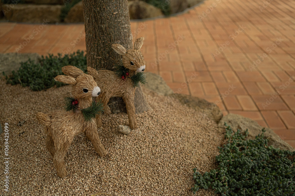 Obraz premium 크리스마스 장식물을 쓰고있는 사슴 조형물