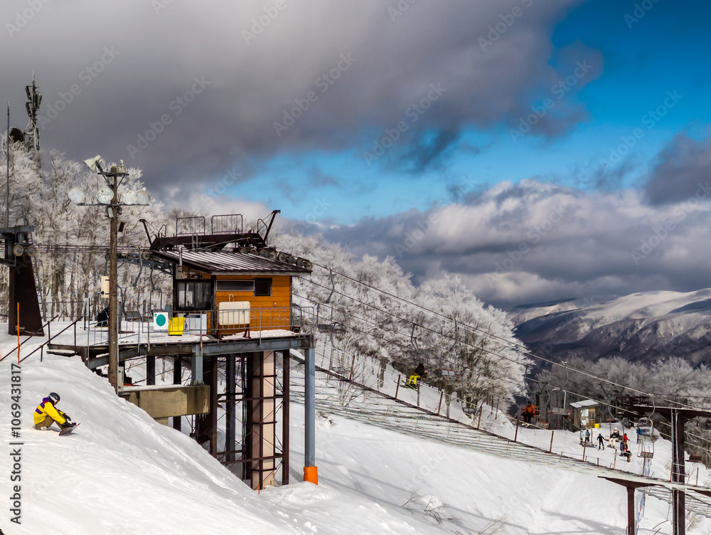 Naklejka premium Snowboarders on a piste on a Japanese ski resort in winter (Zao)