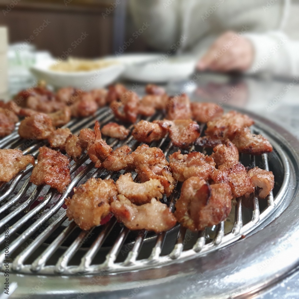 그릴 위에 구워진 한국의 오돌뼈 요리 그릴 위에 구워진 한국의 오돌뼈 요리