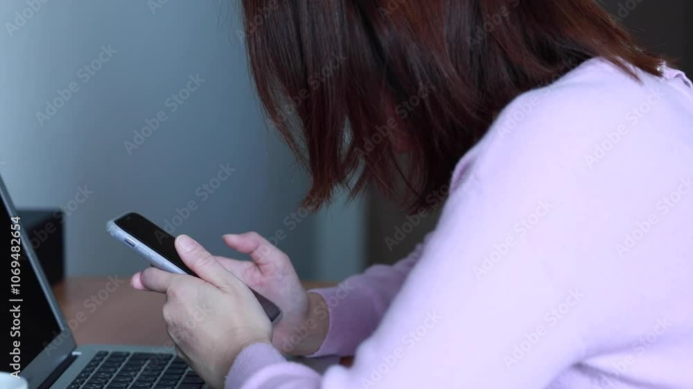 スマートフォンを使用している女性 手 夜 室内 イメージ スマートフォンを使用している女性 手 夜 室内 イメージ
