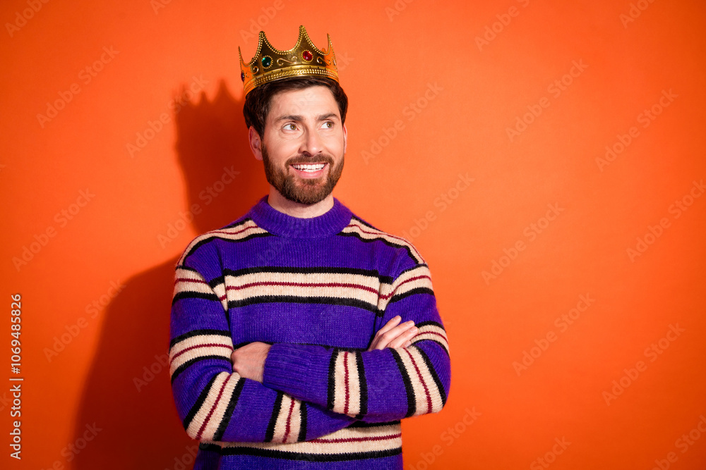 Obraz premium Photo of handsome young guy king crossed hands look empty space dressed stylish striped purple garment isolated on orange color background
