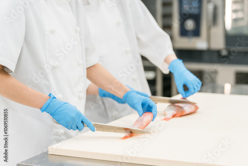 Foto 水産加工・鮮魚を捌く作業者・調理スタッフの手元（食品加工・セントラルキッチン・専門学校）