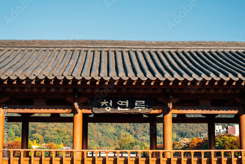 Obraz na płótnie Jeonju Hanok Village Namcheongyo Bridge Cheongyeonru at autumn in Jeonju, Korea w salonie