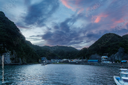 夕暮れの中木浜のダイナミックな地形と地層。
火山の溶岩が冷えて形成された柱状節理が良く観られる。

静岡県伊豆半島賀茂郡南伊豆町中木ヒリゾ浜
2024年
 photo