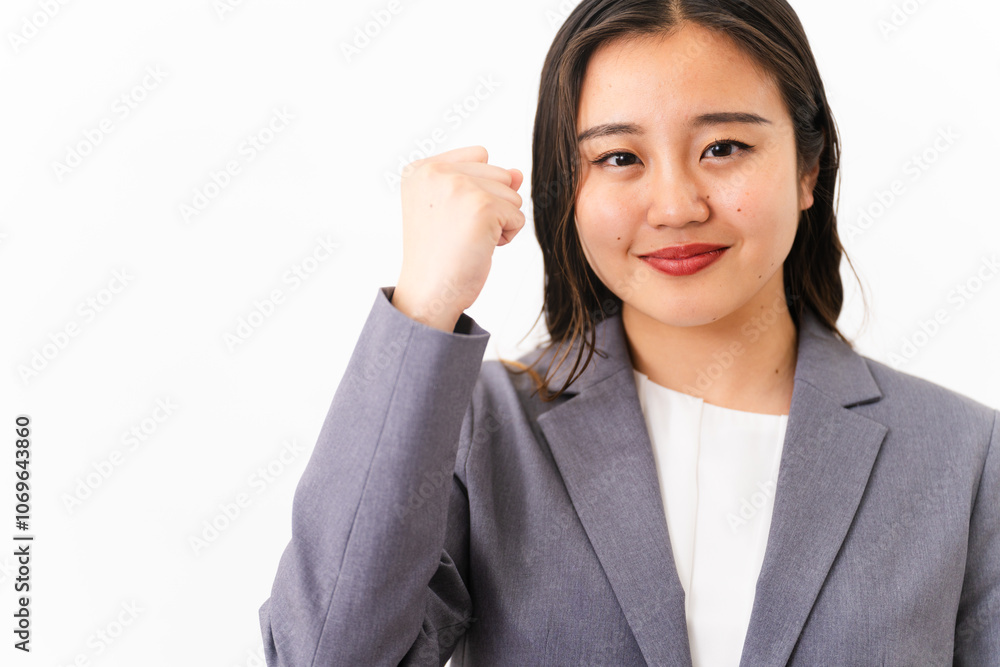 ビジネススーツを着ている若い女性　ビジネスイメージ	
