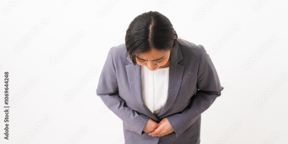 ビジネススーツを着ている若い女性　ビジネスイメージ