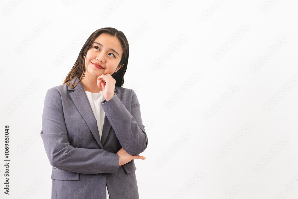 ビジネススーツを着ている若い女性 ビジネスイメージ ビジネススーツを着ている若い女性 ビジネスイメージ