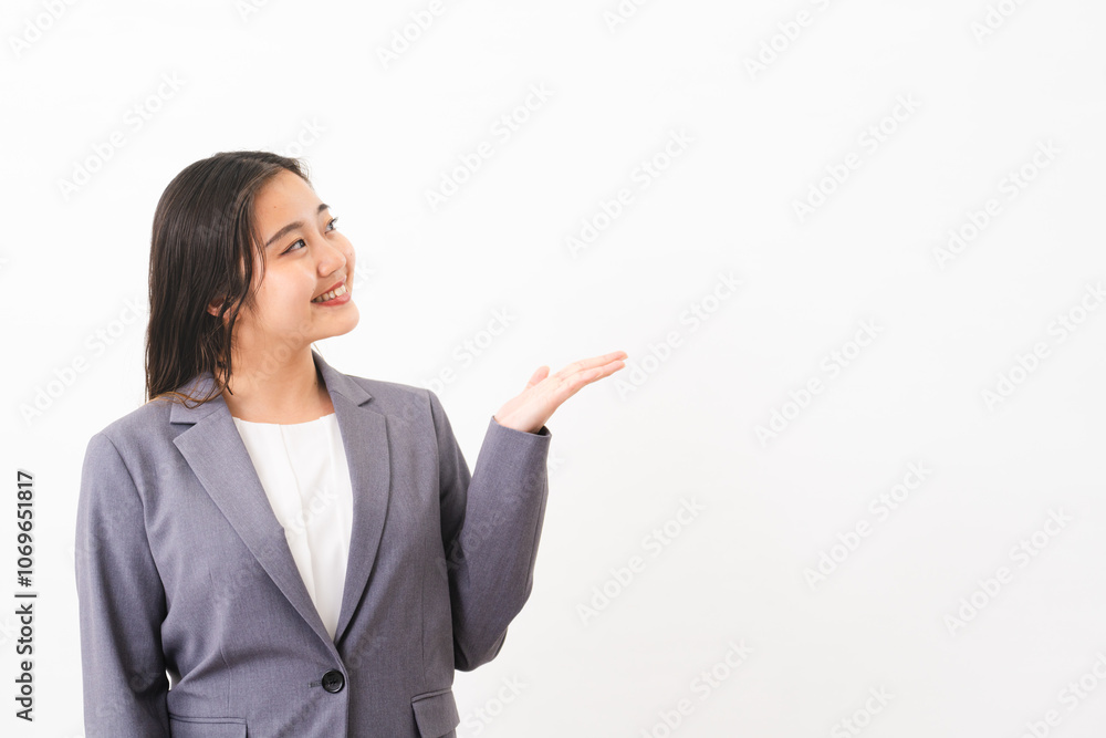 ビジネススーツを着ている若い女性 ビジネスイメージ ビジネススーツを着ている若い女性 ビジネスイメージ