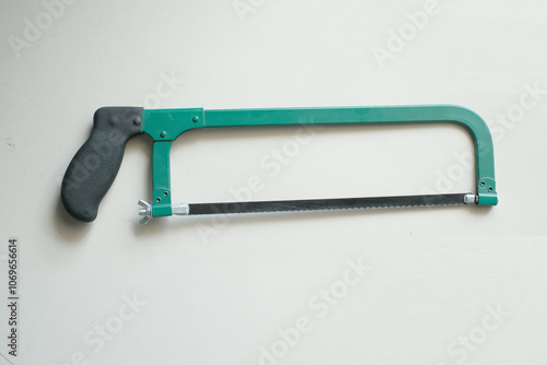 Quadro em tela hacksaw is green on a white background
