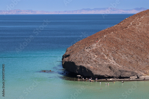 Famosa piedra en playa balandra con sus características islas al fondo