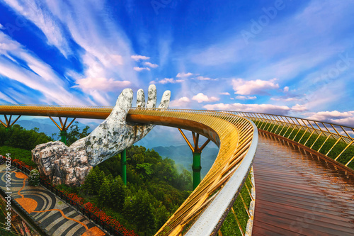 Konstfotografi Golden Bridge of the Hand of Gods at the Sun World Ba Na Hills amusement Park in