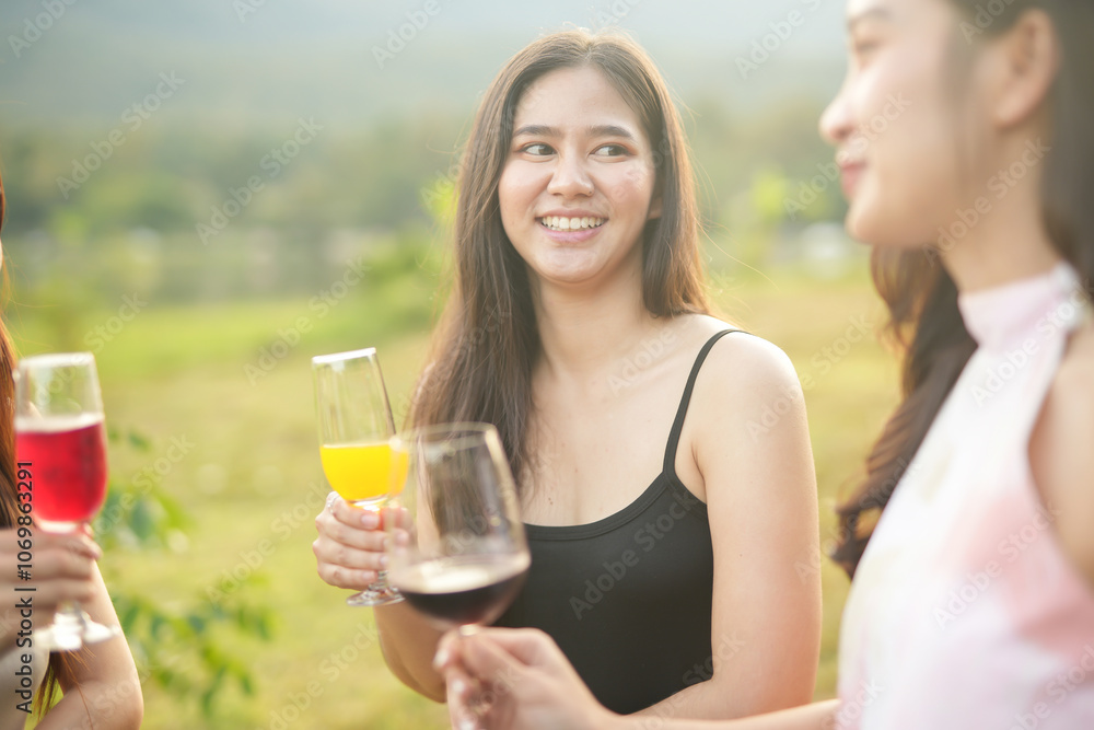 Friends are celebrating at a party, nightclubs are raising wine glasses to celebrate friendship.
Friends are celebrating at a party, nightclubs are raising wine glasses to celebrate friendship.