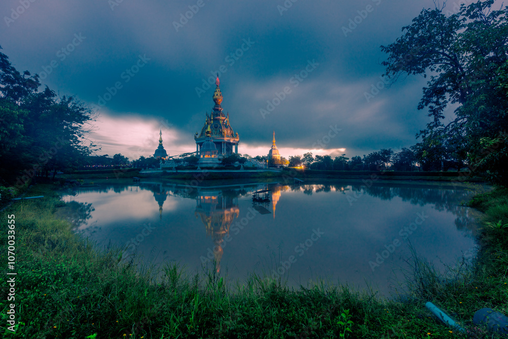 Obraz premium The background of an important tourist attraction in Khon Kaen Province (Wat Thung Setthi) is a large pagoda in the middle of a swamp, tourists always come to see the beauty in Thailand