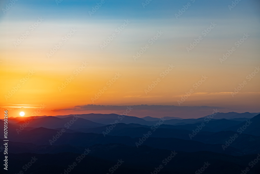 Obraz premium Sunset on the top of the mountain, mountain peaks on the background of the mountain landscape.