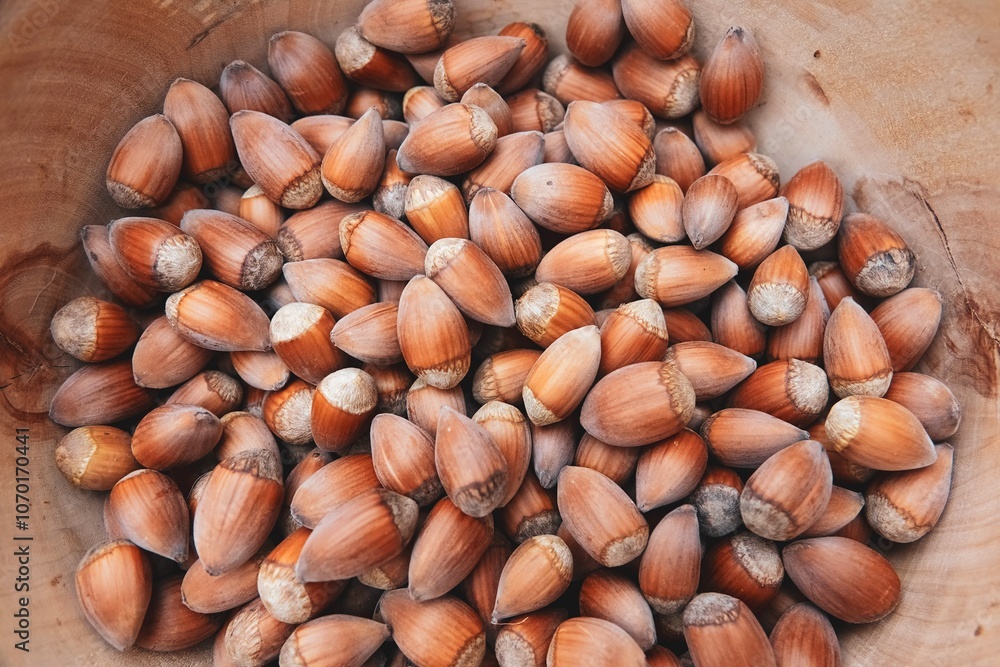 Des noisettes entières dans un récipient en bois, avec effet de lumière crème mate et tons vifs Des noisettes entières dans un récipient en bois, avec effet de lumière crème mate et tons vifs