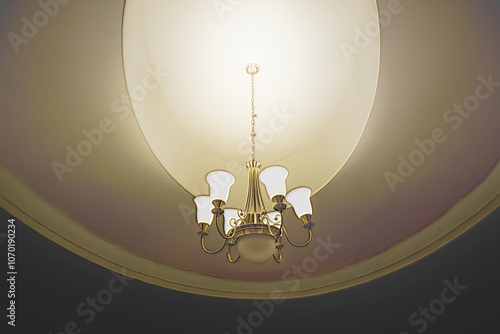 シャンデリア　円形の天井