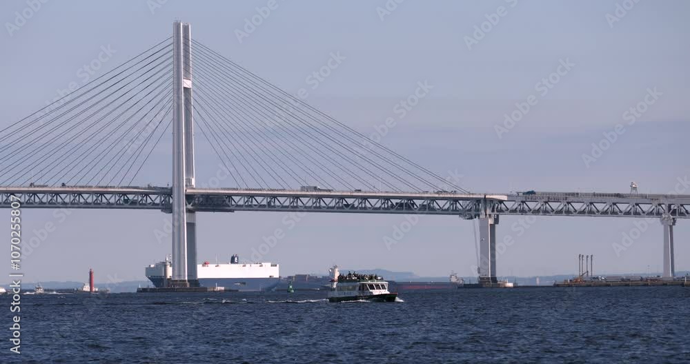 観光船が航行する港の風景。