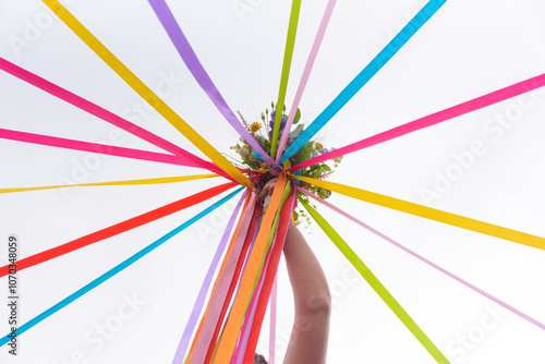 Ronde des rubans, rituel de mariage alternatif au lancer de bouquet pour les femmes célibataires ou non mariées photo