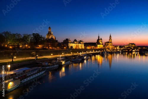 Aussicht von der Carolinabrücke in Dresden bei blauer Stunde, Deutschland