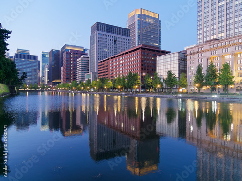 Wallpaper Mural 皇居の内堀に映る丸の内の夜景	 Torontodigital.ca