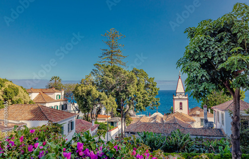 Schöner Blick über die Altstadt von Madeira,Kirchturm und blauer Himmel,Meer und Bäume - Beautiful view over the old town of Madeira, church tower and blue sky, sea and trees