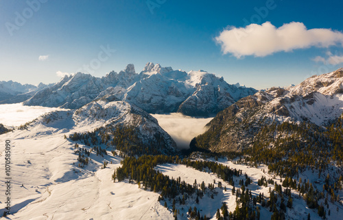 Fototapeta Erster Schnee auf der Plätzwiese im Herbst mit der Christallogruppe im Wolkenmee