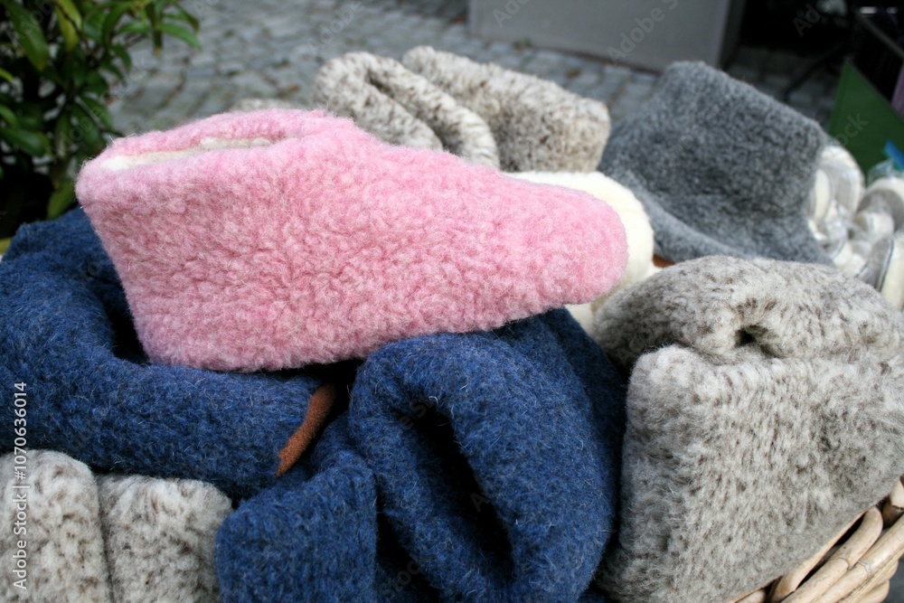 Warme, kuschelige Hausschuhe aus Wolle für warme Füße an Herbst- und Winterabenden. Bunte Farben Warme, kuschelige Hausschuhe aus Wolle für warme Füße an Herbst- und Winterabenden. Bunte Farben