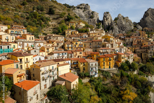 Tablou pe pânză The picturesque village of Castelmezzano on the scenic rocks of the of the Apenn