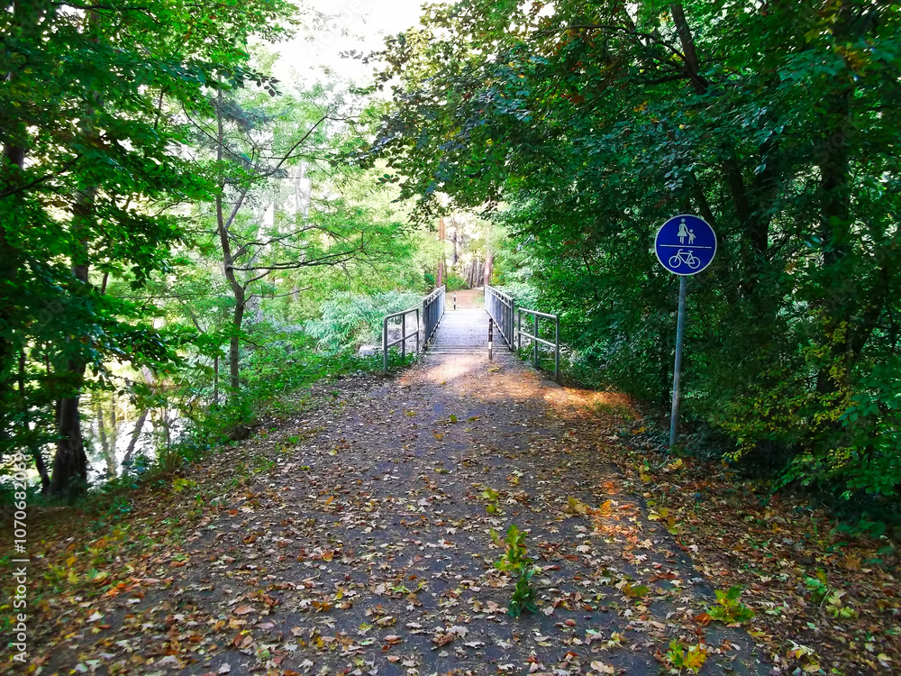 Wander und Radweg Spur der Steine über eine Brücke