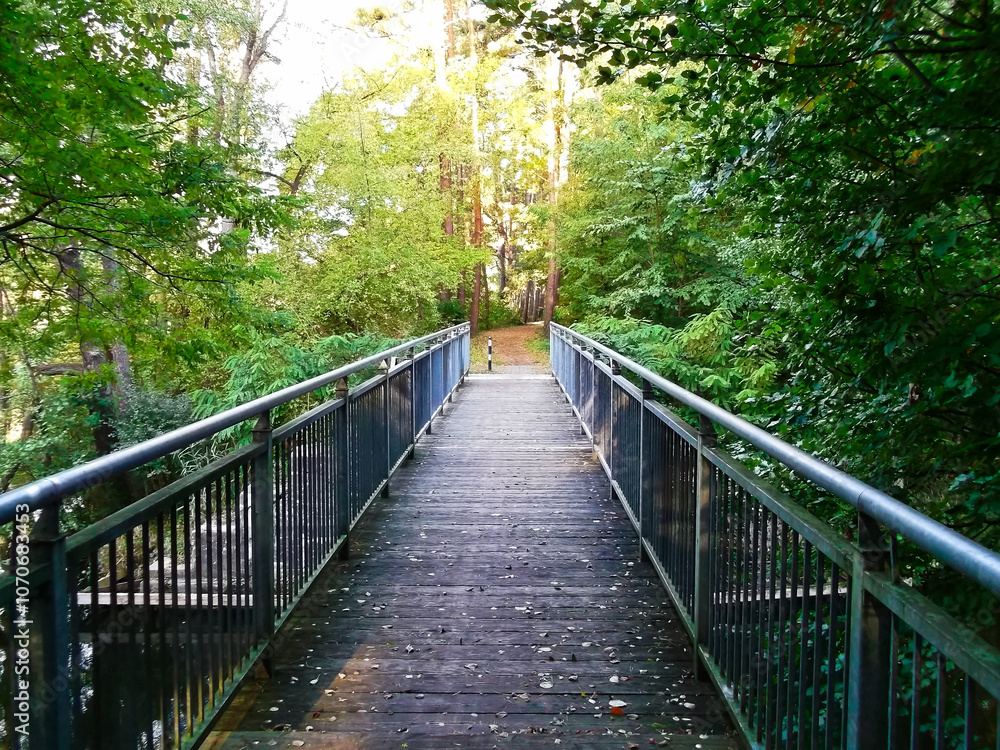 Wander und Radweg Spur der Steine über eine Brücke
