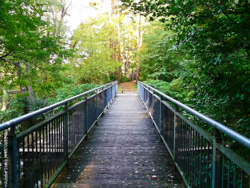Obraz na płótnie Wander und Radweg Spur der Steine über eine Brücke w salonie