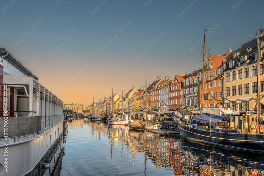 Φωτογραφία Nyhans Kanal in Copenhagen, where colorful houses are reflected in the still wat