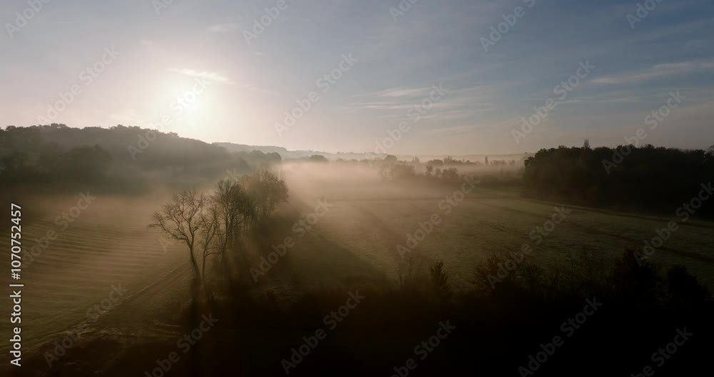 Avancée dans la brume face au soleil