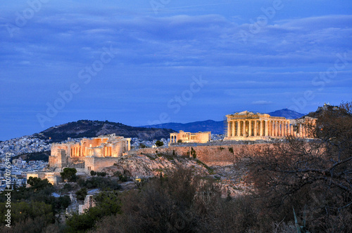 Akropolis zur blauen Stunde in Athen Griechenland vom Philopapposhügel