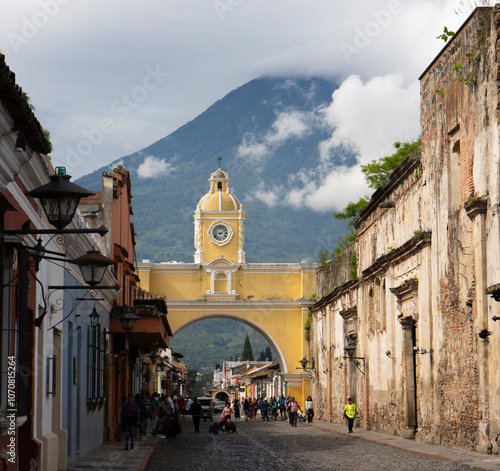 Arco de Santa Catalina en Antigua Guatemala con el Volcán de Agua en el fondo. photo