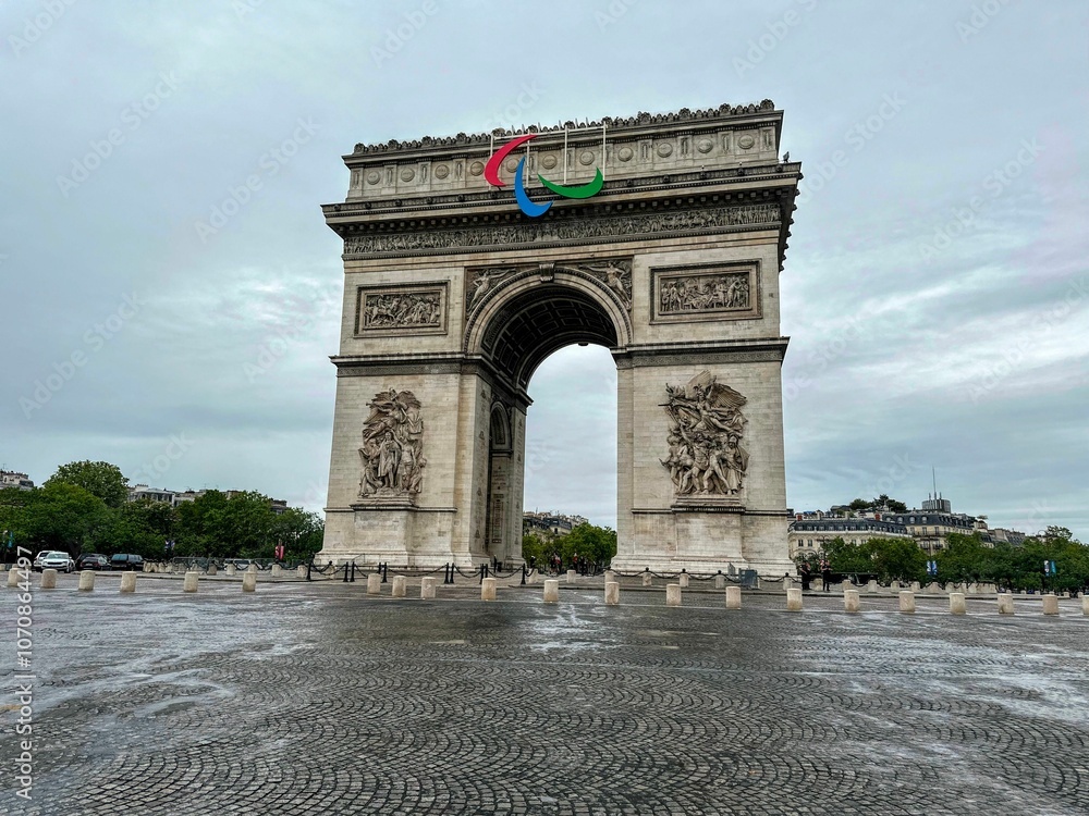 Fototapeta premium Iconic Arc de Triomphe in Paris on a cloudy day