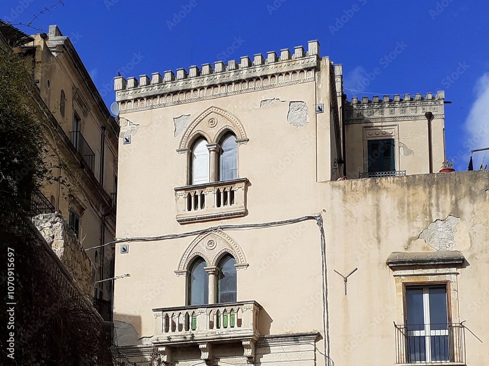 Fototapeta premium Un palazzo caratteristico in un angolo di Noto.