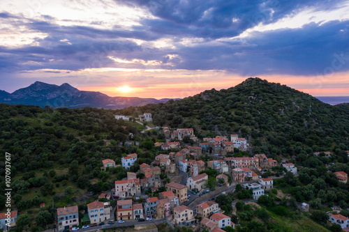 Dorf Moncale bei Calenzana auf Korsika zum Sonnenuntergang 