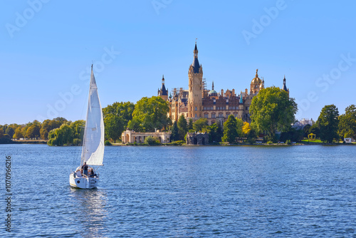 Schöner Blick auf das berühmte Schweriner Schloss, mit Segelboot im Vordergrund, in Deutschland, Mecklenburg-Vorpommern.